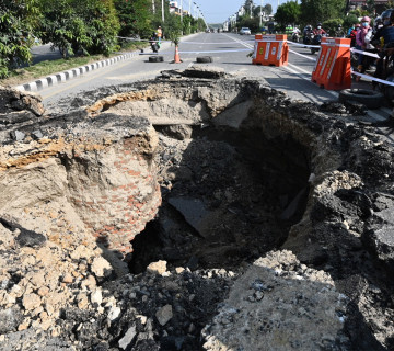 यस्तो छ बानेश्वरको बीच सडकमा परेको भ्वाङ (तस्वीरहरू)